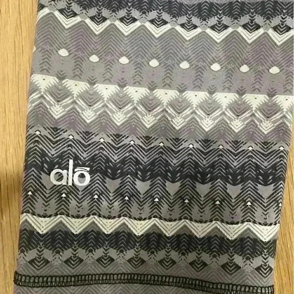 ALO YOGA Aztec Print Knee Length Leggings - Gently Worn - Great Condition - Picture 3 of 6
